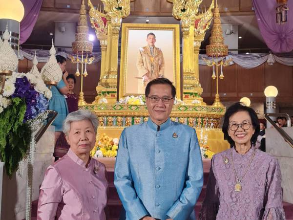 เฝ้าทูลละอองพระบาท สมเด็จพระกนิษฐาธิราชเจ้า กรมสมเด็จพระเทพรัตนราชสุดาฯ สยามบรมราชกุมารี