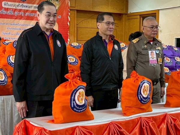 มูลนิธิอาสาเพื่อนพึ่ง (ภาฯ) ยามยาก สภากาชาดไทย เชิญถุงยังชีพพระราชทานมอบแก่ประชาชนผู้ประสบอุทกภัย ณ จังหวัดเชียงใหม่