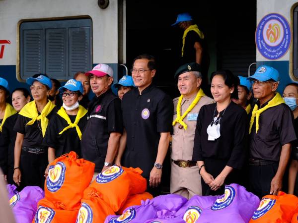 พี่ๆ น้องๆ จิตอาสา พร้อมใจกันช่วยรับมอบสิ่งของ