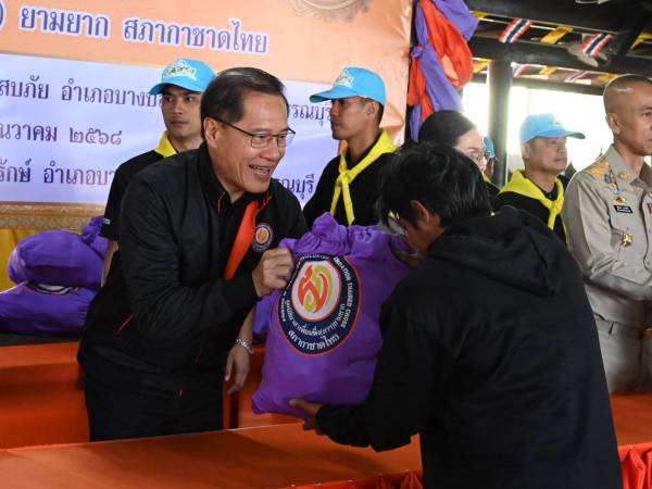 มูลนิธิอาสาเพื่อนพึ่ง (ภาฯ) ยามยาก สภากาชาดไทย เชิญถุงยังชีพพระราชทาน 2,600 ถุง มอบแก่ประชาชนผู้ประสบอุทกภัยในพื้นที่จังหวัดสุพรรณบุรี