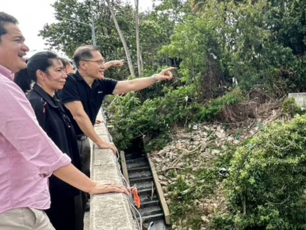 ผู้บริหารมูลนิธิ เพื่อนพึ่งภาฯ เข้าเยี่ยมช่วยเตรียมพื้นที่ชายขอบหาดใหญ่ จุดปะทะของน้ำแรกเช้า 2 คลองหลัก