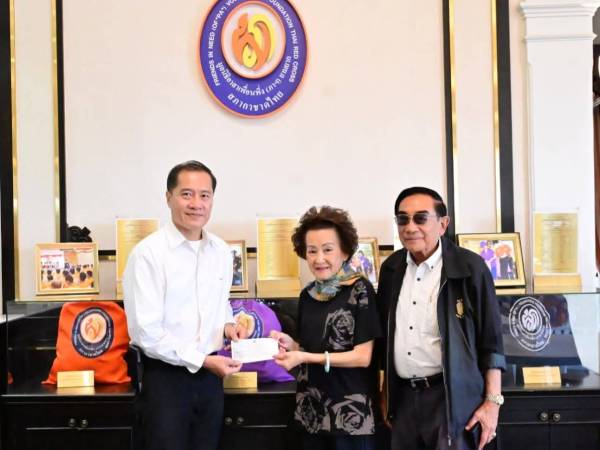 คุณอรวรรณ เที่ยงธรรม และครอบครัว บริจาคเงิน 30,000 บาท สมทบทุนมูลนิธิอาสาเพื่อนพึ่ง (ภาฯ) ยามยาก 