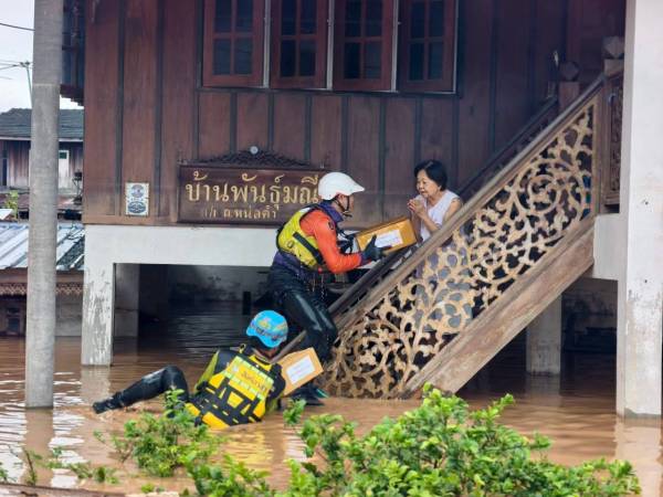 มูลนิธิเพื่อนพึ่ง (ภาฯ) ยามยาก ลุยน้ำท่วมน่าน แจกอาหารพร้อมทาน ช่วยชาวบ้านถนนหน่อคำ