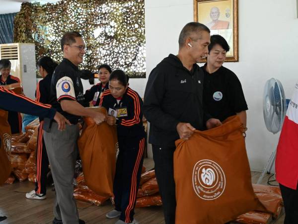 อาสาสมัครจากภาคส่วนต่างๆมาร่วมกันเตรียมสิ่งของให้พร้อมสำหรับบรรจุถุงยังชีพพระราชทานจากมูลนิธิอาสาเพื่อนพึ่งภาฯ 